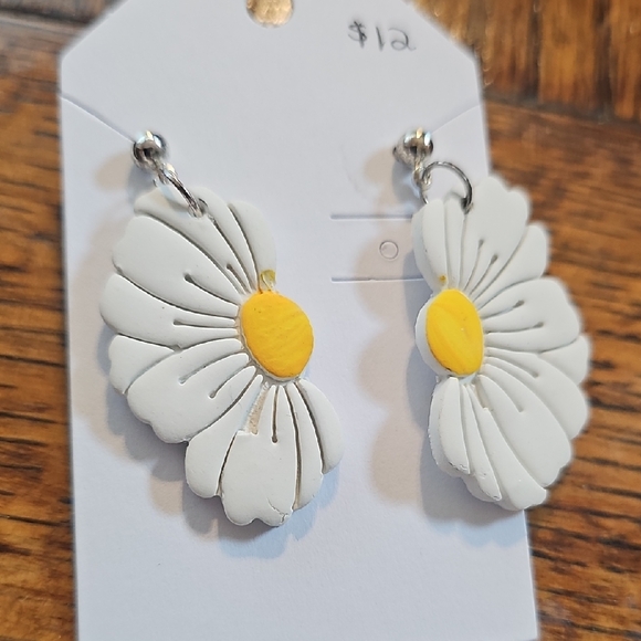 Jewelry - White and Yellow Daisy Earrings
